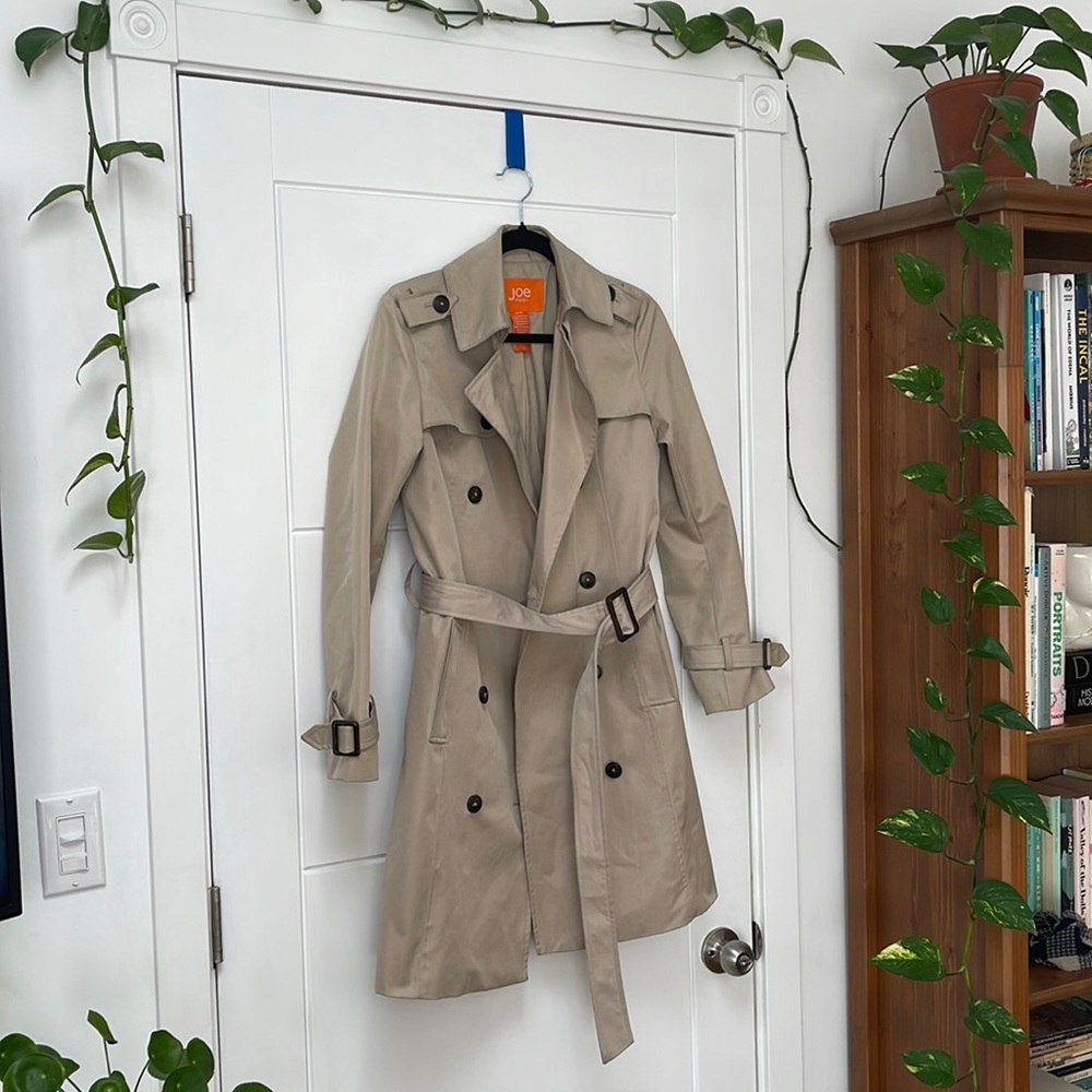 Double breasted trench coat in khaki/beige